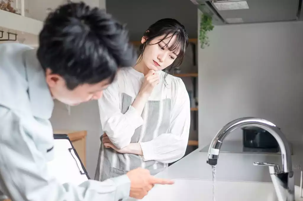 A woman talking to a water quality professional